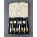 A cased set of 8 silver coffee spoons with fancy handles, London 1938, 74 grams