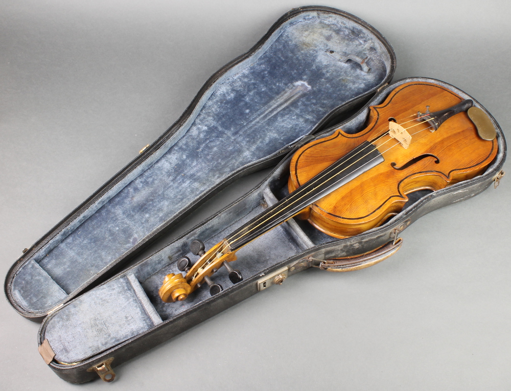A First World War violin with 1 piece back, the interior marked in pencil Angefertigt Wahrend Meiner