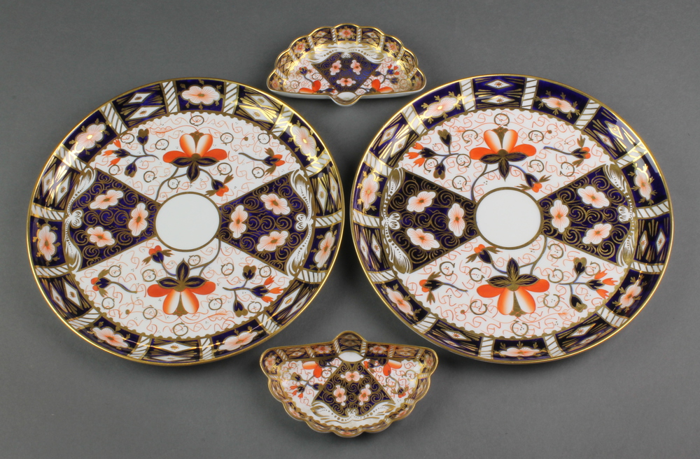 A pair of Royal Crown Derby Japan pattern fan shaped dishes 2451 4 1/2", a pair of ditto plates 2451