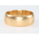 An 18ct yellow gold wedding band 10 grams, size S 1/2