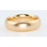 A 14ct yellow gold wedding band, size Q, 10 grams