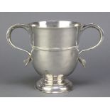 A George II silver 2 handled cup with strap work decoration on spread foot, London 1728, 5 1/2", 364