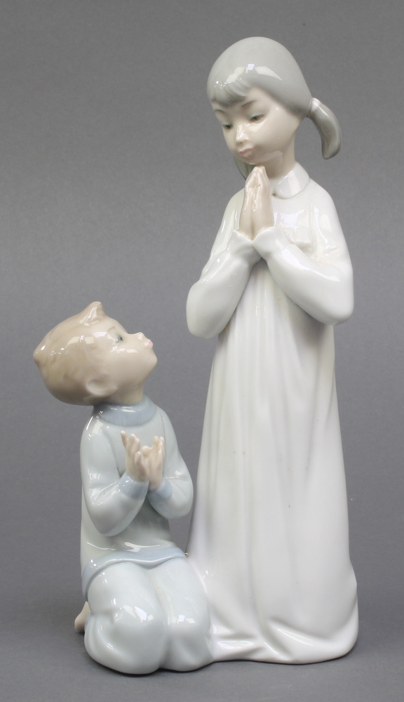 A Lladro group of 2 children at prayer 9" boxedThis lot is in good condition.