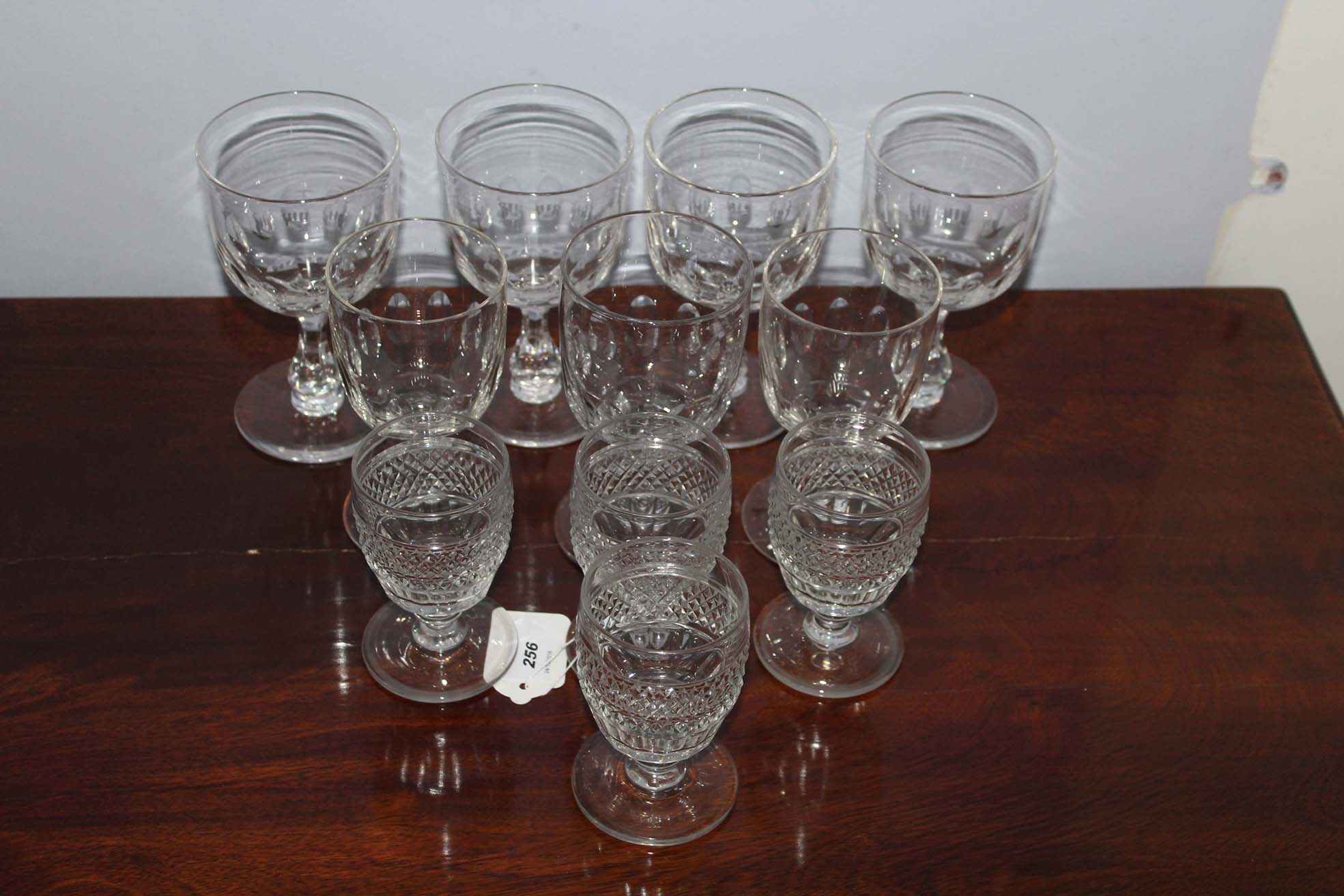 A MISCELLANEOUS COLLECTION OF CUT GLASS,