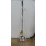 A metal long handled manure fork CONDITION: Please Note - we do not make reference
