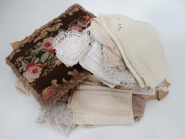 A quantity of assorted table linen lace etc. - Image 2 of 2