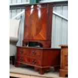 Small corner unit and tv cabinet CONDITION: Please Note - we do not make reference