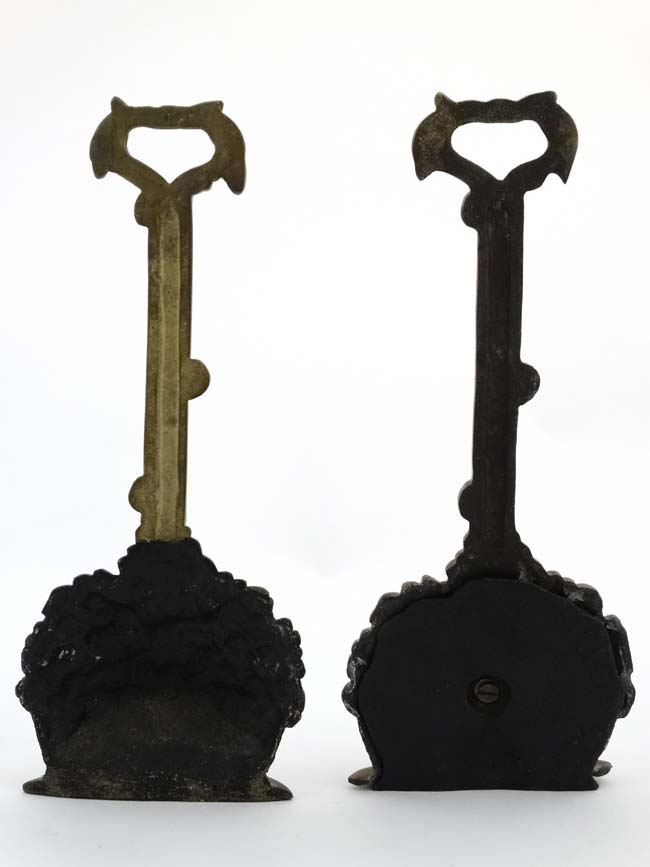 A pair of Georgian style cast brass and weighted iron door porters in the form of fruiting baskets - Image 4 of 4