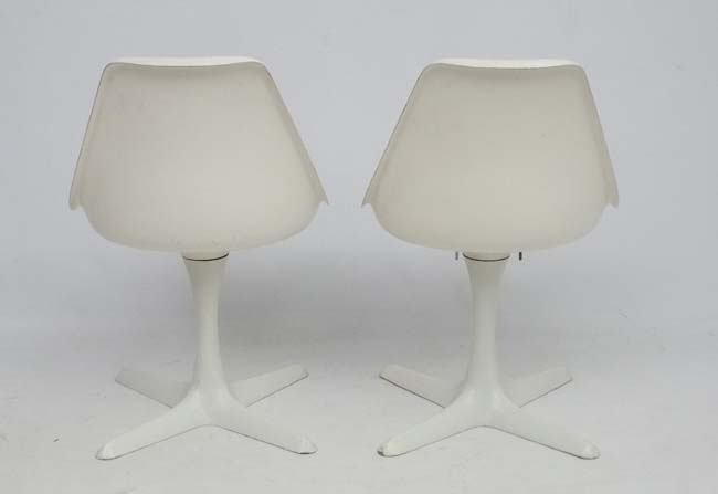 Vintage Retro :a pair of original Eero Saarinen ( 1910-1961) white Tulip chairs, - Image 2 of 3