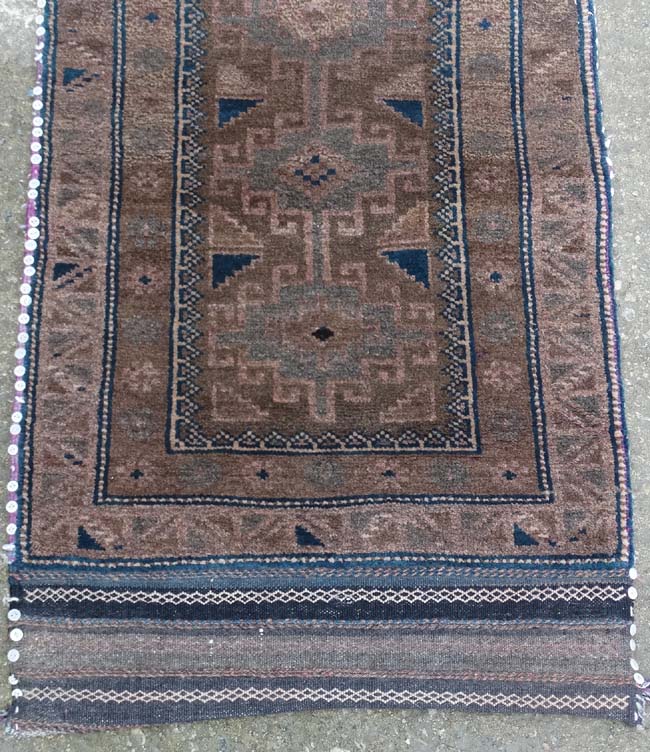 Rug / Carpet : a hand made woollen rug in buffs, - Image 2 of 6