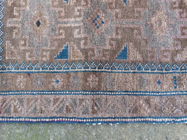 Rug / Carpet : a hand made woollen rug in buffs, - Image 3 of 6