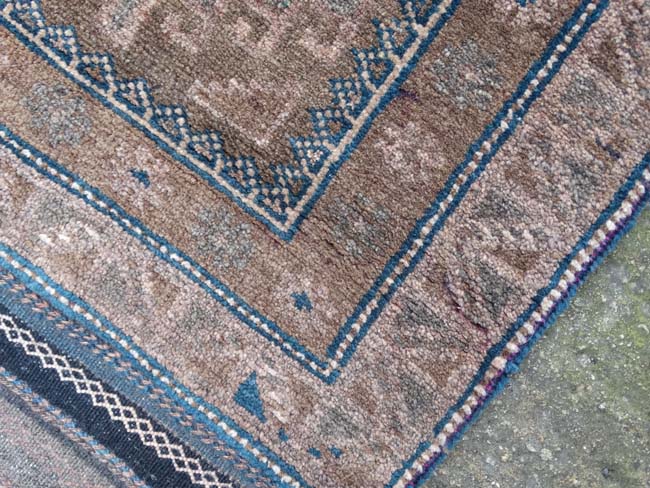 Rug / Carpet : a hand made woollen rug in buffs, - Image 4 of 6