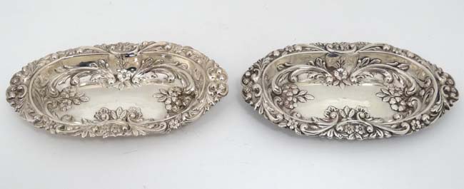 A matched pair of silver dishes with embossed floral and scroll decoration. - Image 2 of 5