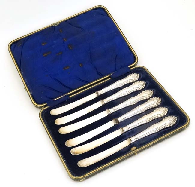 A cased set of 6 silver handled butter knives bearing hallmarks for Sheffield 1911 maker Isaac