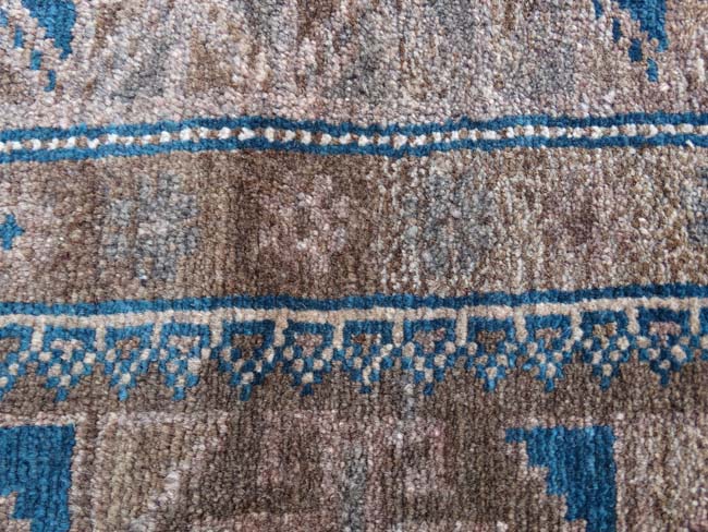 Rug / Carpet : a hand made woollen rug in buffs, - Image 6 of 6