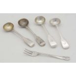 Assorted silver items comprising 4 fiddle pattern salt spoons London 1836 maker JW,