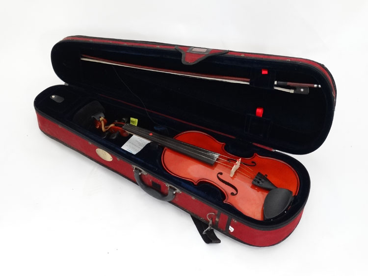Musical Instrument : A Students 3/4 Size violin labelled Stentor ( with case and bow)