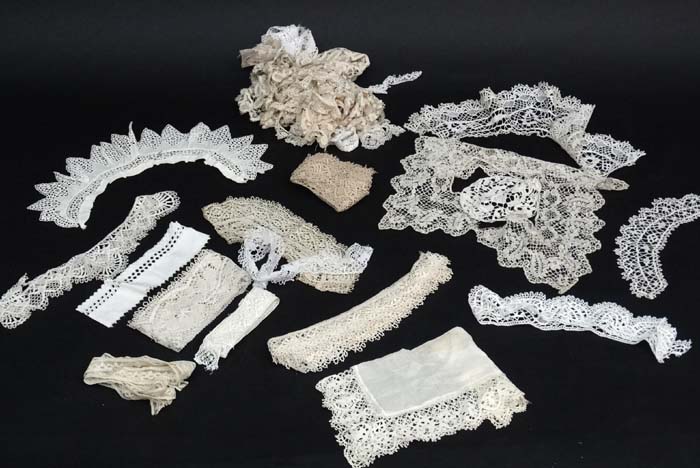 Textiles : A collection of late 19thC and early 20thC bobbin lace, tape lace, lawn bonnets,