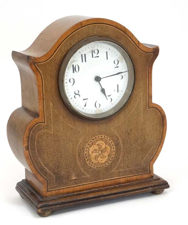 Clock : an early 20 thC mahogany mantle timepiece clock with French platform movement behind an