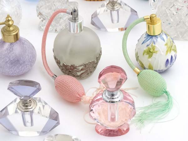 Glass: A collection of approximately 20 20th/21stC scent bottles, - Image 6 of 7