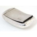 A silver hip formed snuff / tobacco box hallmarked Birmingham 1925 maker William Neale & Son Ltd.