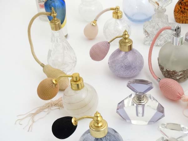 Glass: A collection of approximately 20 20th/21stC scent bottles, - Image 7 of 7