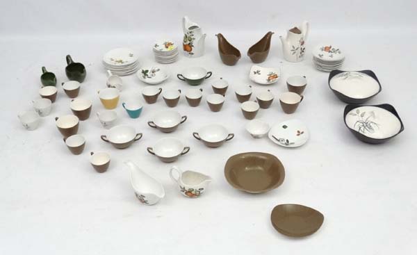 Vintage Retro: A large collection of 1960s Midwinter Style craft and other style ceramics to - Image 4 of 7