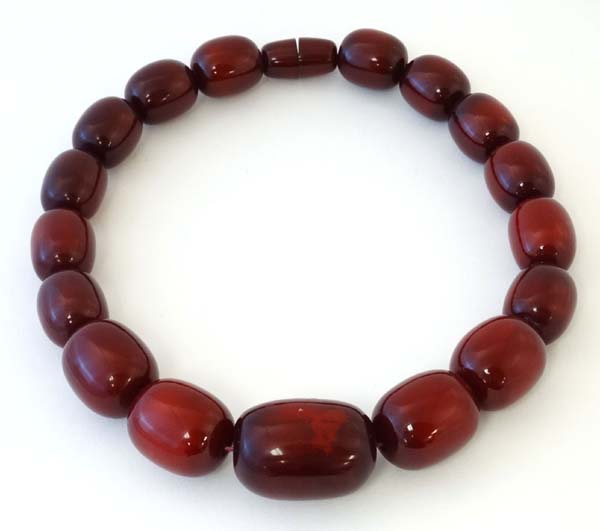 A Vintage bead necklace of graduated cherry coloured beads. - Image 3 of 4