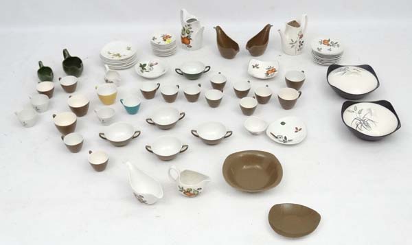 Vintage Retro: A large collection of 1960s Midwinter Style craft and other style ceramics to - Image 3 of 7