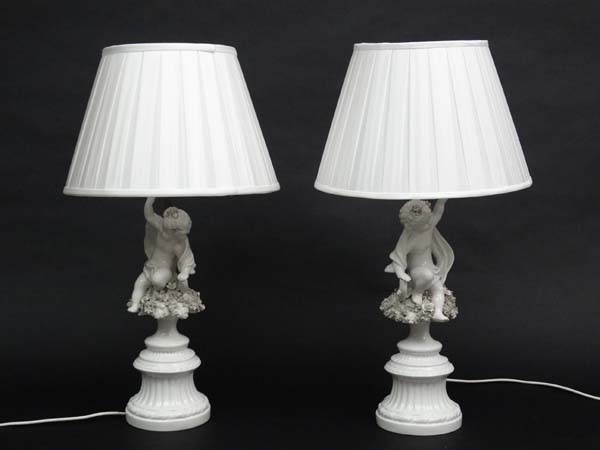 A pair of handed white ceramic table lamps with silk shades, in the form of cherubs with scarves. - Image 4 of 4