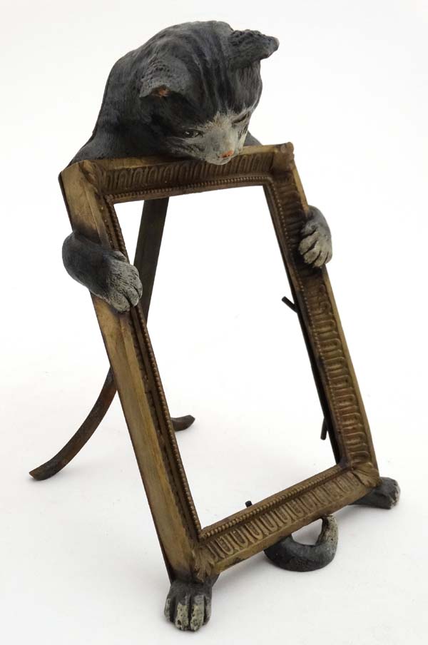 A 21stC hand painted cast bronze easel / strut frame with cat decoration approx 10 1/2" high - Image 4 of 5