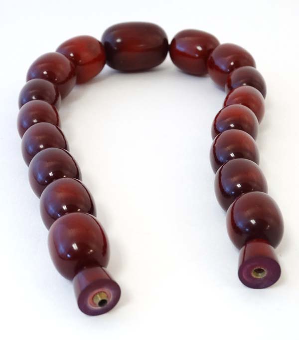 A Vintage bead necklace of graduated cherry coloured beads. - Image 2 of 4