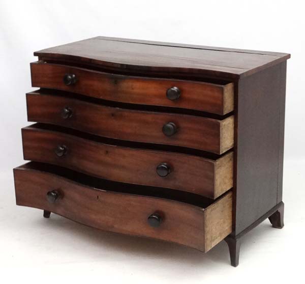 Manner of Gillows : A serpentine fronted mahogany chest of drawers comprising 4 graduate long - Image 7 of 10