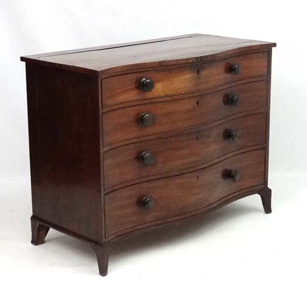 Manner of Gillows : A serpentine fronted mahogany chest of drawers comprising 4 graduate long - Image 9 of 10