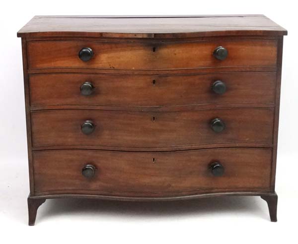 Manner of Gillows : A serpentine fronted mahogany chest of drawers comprising 4 graduate long - Image 6 of 10