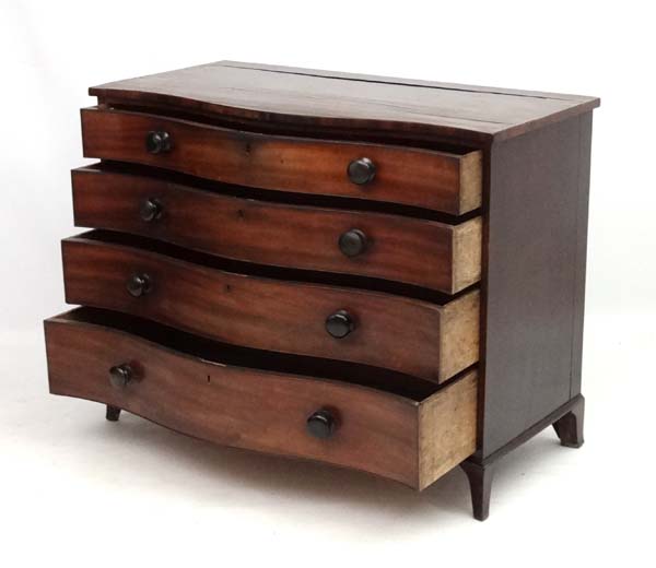 Manner of Gillows : A serpentine fronted mahogany chest of drawers comprising 4 graduate long - Image 8 of 10