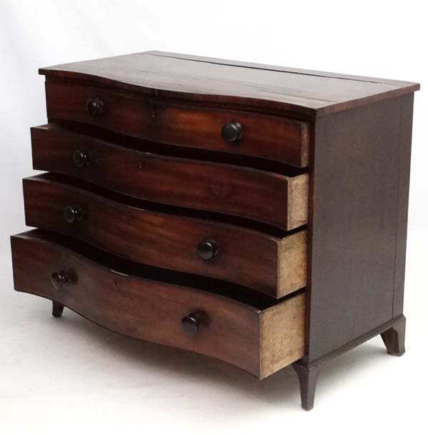 Manner of Gillows : A serpentine fronted mahogany chest of drawers comprising 4 graduate long - Image 3 of 10