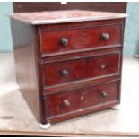 Small mahogany chest of drawers,