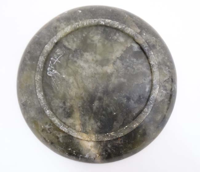 An Oriental jade plate with carved relief depicting 3 gold fish / carp 7 1/8" diameter - Image 2 of 3