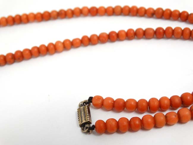 An early 20thC necklace of graduated coral beads. - Image 2 of 3
