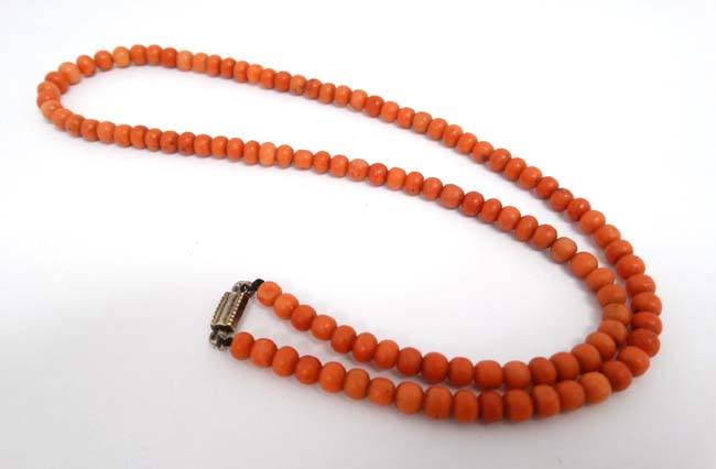 An early 20thC necklace of graduated coral beads. - Image 3 of 3