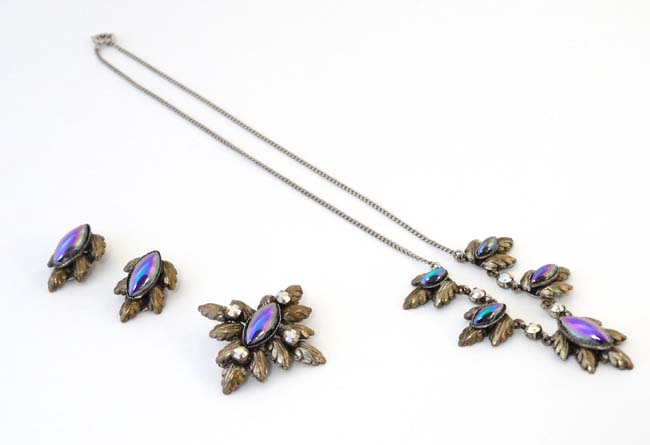 Vintage costume jewellery : A suite of jewellery comprising necklace clip earrings and brooch set