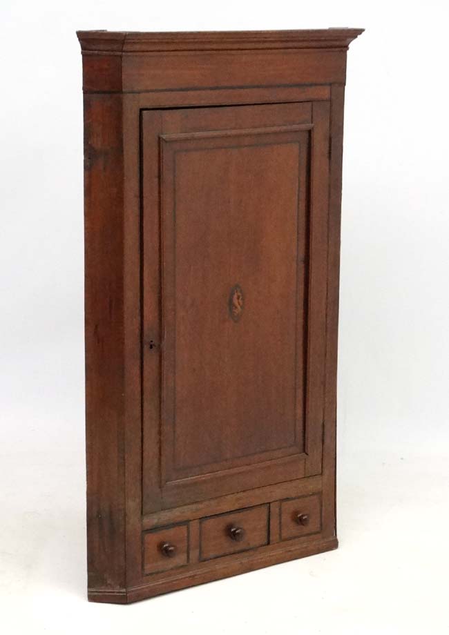 A Georgian shell inlaid oak and cross banded mahogany corner cupboard with one real and 2 sham - Image 2 of 5