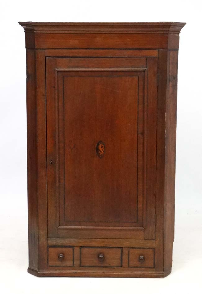 A Georgian shell inlaid oak and cross banded mahogany corner cupboard with one real and 2 sham - Image 5 of 5