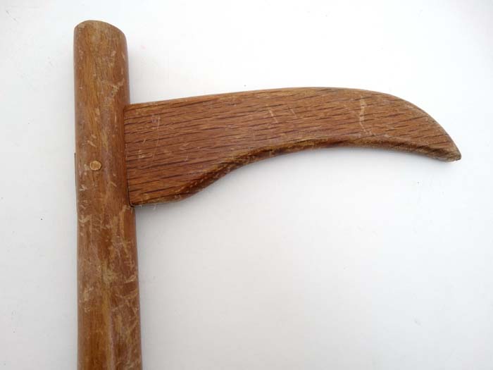 A mid - late 20thC oak thatchers tool. - Image 3 of 3