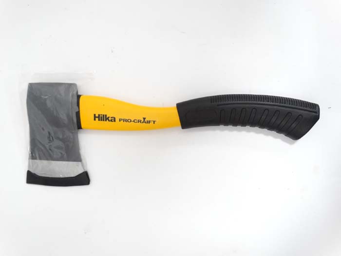 A 1 1/2 lb Chopping axe CONDITION: Please Note - we do not make reference to the