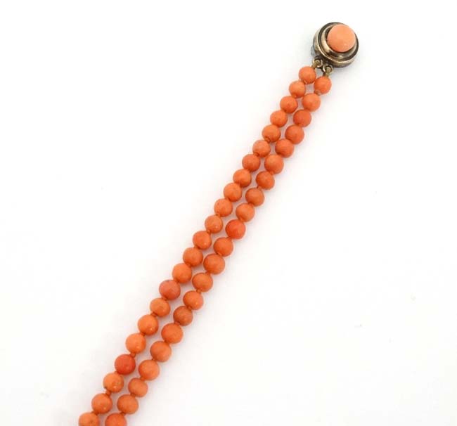 A vintage 2-strand coral graduated bead necklace with gilt metal clasp approx. - Image 3 of 3