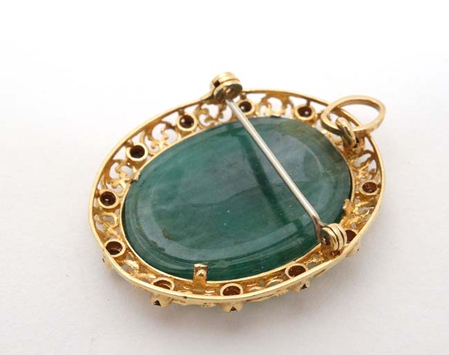 An unusual 18ct gold and gilt metal brooch / pendant having central carved green stone to centre - Image 4 of 5