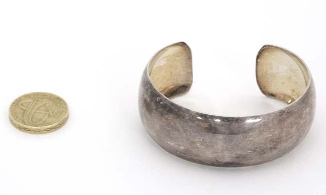 A silver bangle CONDITION: Please Note - we do not make reference to the condition - Image 2 of 2