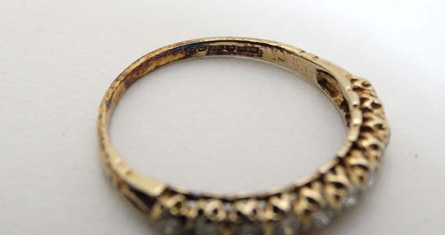 A 9ct gold ring set with band of diamonds CONDITION: Please Note - we do not make - Image 2 of 3